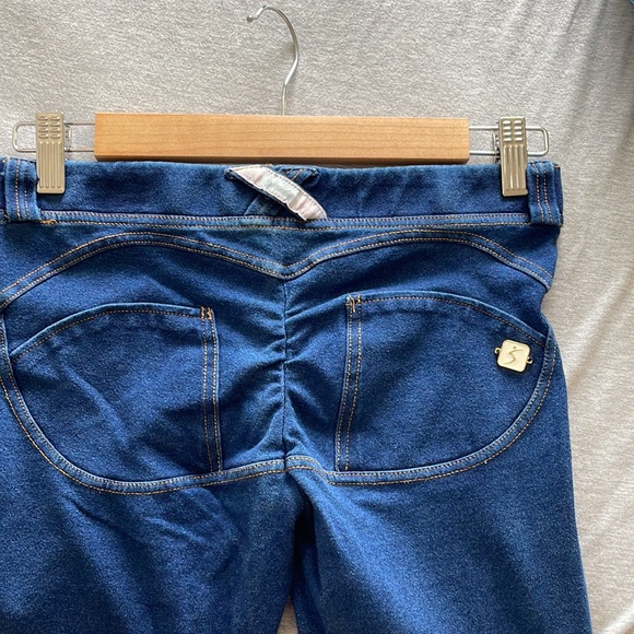 Hip lifting Jeans in Dark Blue - Picture 3 of 4